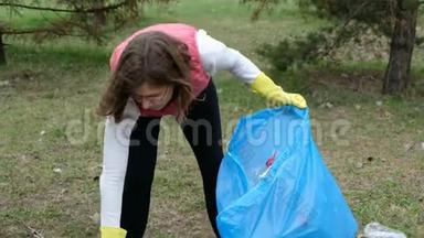 女志愿者清理公园垃圾.. 户外捡塑料垃圾.. 生态和环境概念